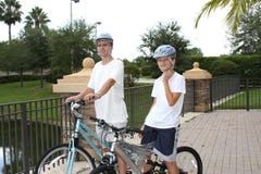 Père et fils sur les vélos image libre de droits Père et fils sur les vélos image libre de droits