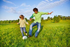 Père et garçon jouant le football ensemble en parc photo stock Père et garçon jouant le football ensemble en parc photo stock