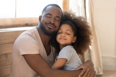 Père heureux aimant de famille d'enfant d'étreinte drôle mignonne africaine de fille photos stock Père heureux aimant de famille d'enfant d'étreinte drôle mignonne africaine de fille photos stock