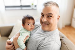 Père heureux avec le petit bébé garçon à la maison Photographie stock libre de droits Père heureux avec le petit bébé garçon à la maison Photographie stock libre de droits
