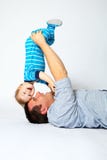 Père Holds Toddler Son à l'envers image libre de droits Père Holds Toddler Son à l'envers image libre de droits
