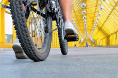Pés da menina que senta-se pela opinião traseira da bicicleta imagens de stock Pés da menina que senta-se pela opinião traseira da bicicleta imagens de stock