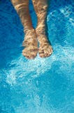 Pés que refrescam na piscina Imagens de Stock Pés que refrescam na piscina Imagens de Stock