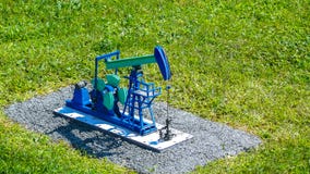 Pétrole et gaz de pompe à huile bien en miniature photo stock Pétrole et gaz de pompe à huile bien en miniature photo stock