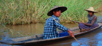 Pêcheurs asiatiques du sud-est photos stock Pêcheurs asiatiques du sud-est photos stock