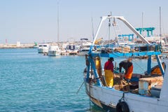 Pêcheurs sur le bateau avec des filets de pêche photos libres de droits Pêcheurs sur le bateau avec des filets de pêche photos libres de droits