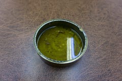Pêchez la nourriture en boîte d'esprots en huile dans un tincan photographie stock libre de droits Pêchez la nourriture en boîte d'esprots en huile dans un tincan photographie stock libre de droits