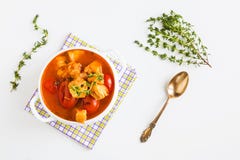 Pêchez la soupe avec la morue, la tomate, l'oignon, l'ail et le thym dans la cuvette sur la table blanche, vue supérieure Image stock Pêchez la soupe avec la morue, la tomate, l'oignon, l'ail et le thym dans la cuvette sur la table blanche, vue supérieure Image stock