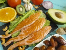 Pêchez le dîner saumoné de consommation sur un fond en bois bleu différent photos stock Pêchez le dîner saumoné de consommation sur un fond en bois bleu différent photos stock