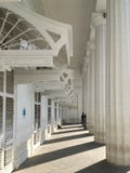 Pórtico griego y 8 pilares diseñados dóricos impresionantes del ayuntamiento en el horniman Bombay cical fotografía de archivo Pórtico griego y 8 pilares diseñados dóricos impresionantes del ayuntamiento en el horniman Bombay cical fotografía de archivo