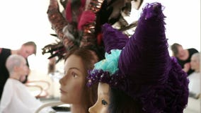 Półka z mannequin przewodzi w kolorowych perukach zbiory wideo Półka z mannequin przewodzi w kolorowych perukach zbiory wideo