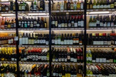 Półki z rozmaitość rodzajami butelki wino obrazy royalty free Półki z rozmaitość rodzajami butelki wino obrazy royalty free