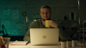 Póżno przy nocą prywatnie Pracuje na laptopie biuro konsolidujący biznesmen Udawał się międzynarodowo wygrywać duży zbiory Póżno przy nocą prywatnie Pracuje na laptopie biuro konsolidujący biznesmen Udawał się międzynarodowo wygrywać duży zbiory