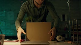 Póżno przy nocą prywatnie pracuje na laptopie biurowy poważny biznesmen Udawał się międzynarodowo wygrywać duży zbiory wideo Póżno przy nocą prywatnie pracuje na laptopie biurowy poważny biznesmen Udawał się międzynarodowo wygrywać duży zbiory wideo