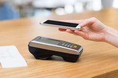 Płacić z nfc technologią obrazy stock Płacić z nfc technologią obrazy stock