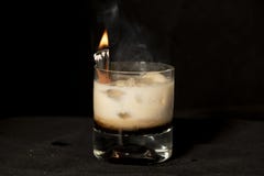 Płomienny Cynamonowy koktajl z kahlua, baileys irlandzką śmietanką i sambuca, obraz royalty free Płomienny Cynamonowy koktajl z kahlua, baileys irlandzką śmietanką i sambuca, obraz royalty free