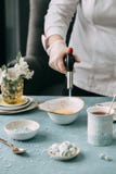Płonący creme brulee z kawą obraz stock Płonący creme brulee z kawą obraz stock