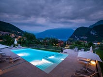 Pływacki basen z sunbeds, słońce góry w tle i parasol i obrazy stock Pływacki basen z sunbeds, słońce góry w tle i parasol i obrazy stock