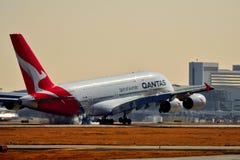 Qantas flygbolagflygbuss A380 som in kommer för en landning royaltyfria foton Qantas flygbolagflygbuss A380 som in kommer för en landning royaltyfria foton