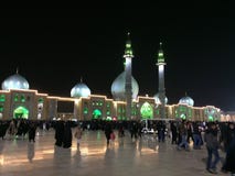 QOM, ΙΡΆΝ - 2018: Ένα μεγάλο πλήθος των ανθρώπων περπατά στο ναυπηγείο του μουσουλμανικού τεμένους Jamkaran τη νύχτα Qom, Ιράν στοκ φωτογραφίες QOM, ΙΡΆΝ - 2018: Ένα μεγάλο πλήθος των ανθρώπων περπατά στο ναυπηγείο του μουσουλμανικού τεμένους Jamkaran τη νύχτα Qom, Ιράν στοκ φωτογραφίες