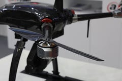 Quadcopter para ver de una altura Las cuchillas de Quadcopter se cierran para arriba imagenes de archivo Quadcopter para ver de una altura Las cuchillas de Quadcopter se cierran para arriba imagenes de archivo