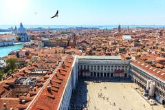 Quadrato San Marco e vista aerea su Venezia, Italia fotografia stock libera da diritti Quadrato San Marco e vista aerea su Venezia, Italia fotografia stock libera da diritti