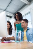 Quadri che lavorano al computer nell'ufficio fotografie stock libere da diritti Quadri che lavorano al computer nell'ufficio fotografie stock libere da diritti