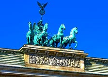Quadriga della scultura sulla porta di Brandeburgo fotografia stock Quadriga della scultura sulla porta di Brandeburgo fotografia stock