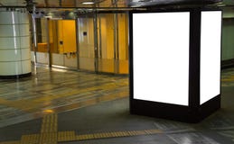 Quadros de avisos vazios em um fundo da estação de metro fotos de stock Quadros de avisos vazios em um fundo da estação de metro fotos de stock