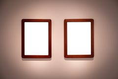 2 quadros individuais de suspensão vazios em um molde da exposição do museu da galeria de arte imagens de stock royalty free 2 quadros individuais de suspensão vazios em um molde da exposição do museu da galeria de arte imagens de stock royalty free