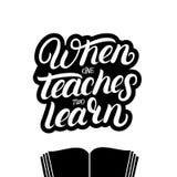 Quand on enseigne deux apprennent que la citation de lettrage écrite par main avec un ouvert réservent illustration stock Quand on enseigne deux apprennent que la citation de lettrage écrite par main avec un ouvert réservent illustration stock
