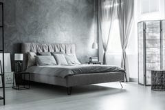 Quarto escuro com cortinas decorativas foto de stock royalty free Quarto escuro com cortinas decorativas foto de stock royalty free