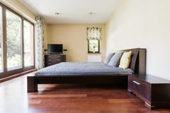 Quarto moderno com janelas do panorama fotografia de stock Quarto moderno com janelas do panorama fotografia de stock