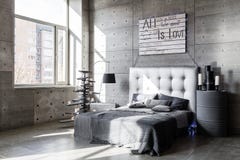 Quarto vazio moderno no estilo do sótão com cores cinzentas e na árvore de Natal feito à mão de madeira com presentes fotos de stock Quarto vazio moderno no estilo do sótão com cores cinzentas e na árvore de Natal feito à mão de madeira com presentes fotos de stock
