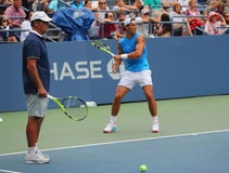 Quatorze campeões Rafael Nadal do grand slam das épocas da Espanha com seu treinador Tony Nadal praticam para o US Open 2016 fotos de stock Quatorze campeões Rafael Nadal do grand slam das épocas da Espanha com seu treinador Tony Nadal praticam para o US Open 2016 fotos de stock