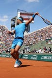 Quatorze campeões Rafael Nadal do grand slam das épocas na ação durante seu terceiro fósforo do círculo em Roland Garros 2015 imagem de stock Quatorze campeões Rafael Nadal do grand slam das épocas na ação durante seu terceiro fósforo do círculo em Roland Garros 2015 imagem de stock