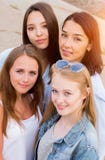 Quatre amis de femle regardant amicaux l'appareil-photo, sourire, heureux les gens, mode de vie, concept d'amitié photo stock Quatre amis de femle regardant amicaux l'appareil-photo, sourire, heureux les gens, mode de vie, concept d'amitié photo stock