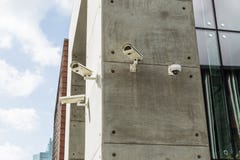 Quatre caméras de sécurité collent sur le mur en béton chez Dubaï images libres de droits Quatre caméras de sécurité collent sur le mur en béton chez Dubaï images libres de droits