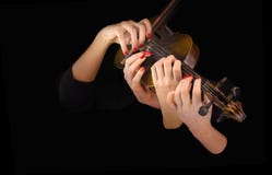 Quatre mains de la femme jouant le violon photographie stock libre de droits Quatre mains de la femme jouant le violon photographie stock libre de droits