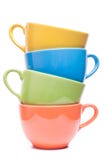 Quatre tasses empilées tasses colorées Image colorée avec la vaisselle photo libre de droits Quatre tasses empilées tasses colorées Image colorée avec la vaisselle photo libre de droits