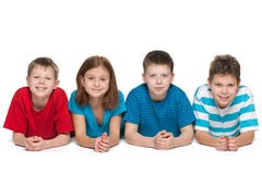 Quattro bambini sui precedenti bianchi immagine stock libera da diritti Quattro bambini sui precedenti bianchi immagine stock libera da diritti