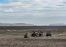 Quattro bici del quadrato nel posto piano del relitto di Solheimasandur: paesaggio nero del deserto della sabbia in Islanda del s fotografia stock libera da diritti Quattro bici del quadrato nel posto piano del relitto di Solheimasandur: paesaggio nero del deserto della sabbia in Islanda del s fotografia stock libera da diritti