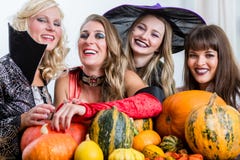 Quattro donne allegre che celebrano insieme Halloween immagine stock libera da diritti Quattro donne allegre che celebrano insieme Halloween immagine stock libera da diritti