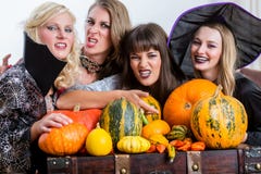 Quattro donne allegre che celebrano insieme Halloween durante la festa in costume fotografia stock libera da diritti Quattro donne allegre che celebrano insieme Halloween durante la festa in costume fotografia stock libera da diritti