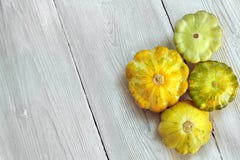 Quattro gialli e zucche verdi del cespuglio su fondo di legno bianco Giardino, agricoltura e concetto di azienda agricola fotografia stock libera da diritti Quattro gialli e zucche verdi del cespuglio su fondo di legno bianco Giardino, agricoltura e concetto di azienda agricola fotografia stock libera da diritti