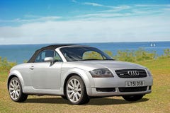 Quattroauto van Audi tt door kust royalty-vrije stock afbeeldingen Quattroauto van Audi tt door kust royalty-vrije stock afbeeldingen