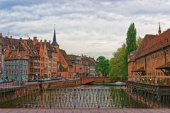 Quay del río enfermo en Estrasburgo en Francia fotos de archivo Quay del río enfermo en Estrasburgo en Francia fotos de archivo