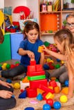Quebre a escola das crianças que jogam nos cubos das crianças internos Imagens de Stock Quebre a escola das crianças que jogam nos cubos das crianças internos Imagens de Stock