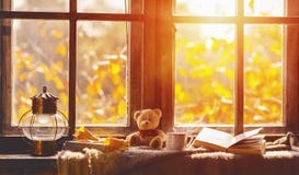 Queda janela acolhedor com folhas de outono, livro, caneca de chá imagens de stock Queda janela acolhedor com folhas de outono, livro, caneca de chá imagens de stock