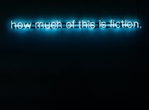 Quelle quantité de ceci est l'installation au néon de lettre de fiction photo libre de droits Quelle quantité de ceci est l'installation au néon de lettre de fiction photo libre de droits